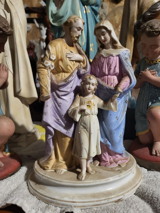 Stara uszkodzona figurka Święta Rodzina biskwit