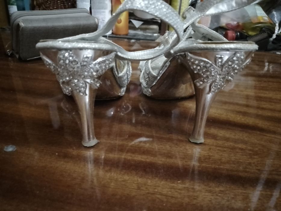 Босоножки в стразах