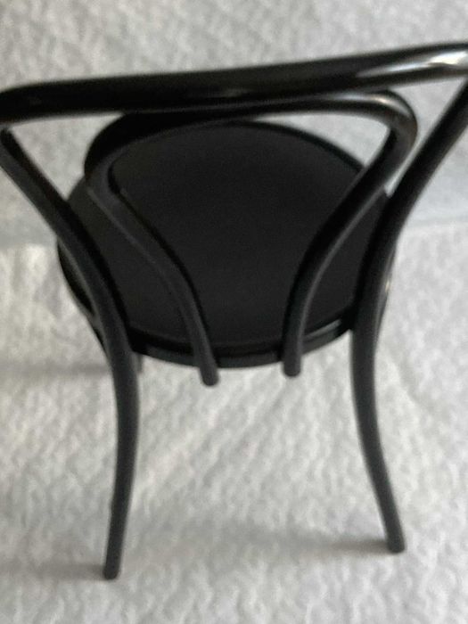 4 czarne gięte krzesła
