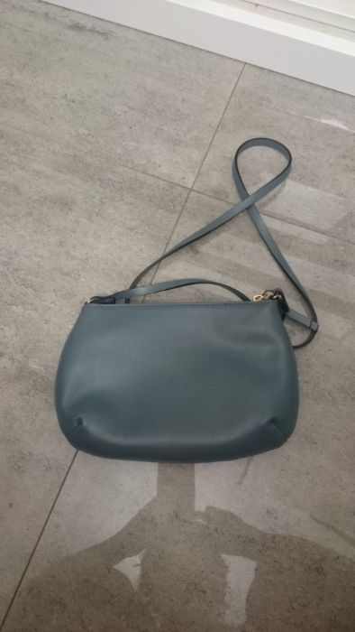 Mała niebieska torebka h&m na pasku na telefon