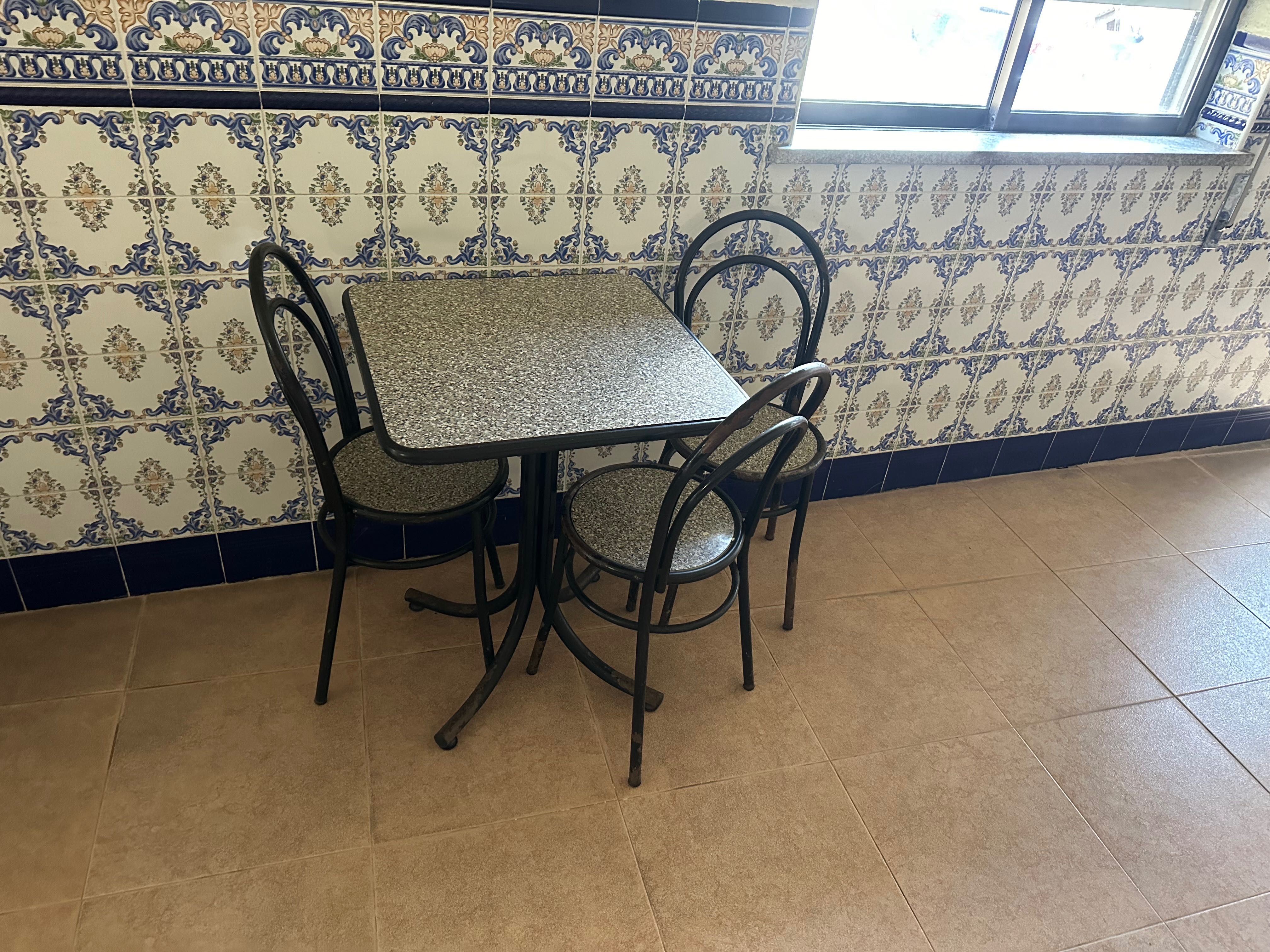 Mesas e cadeiras de café