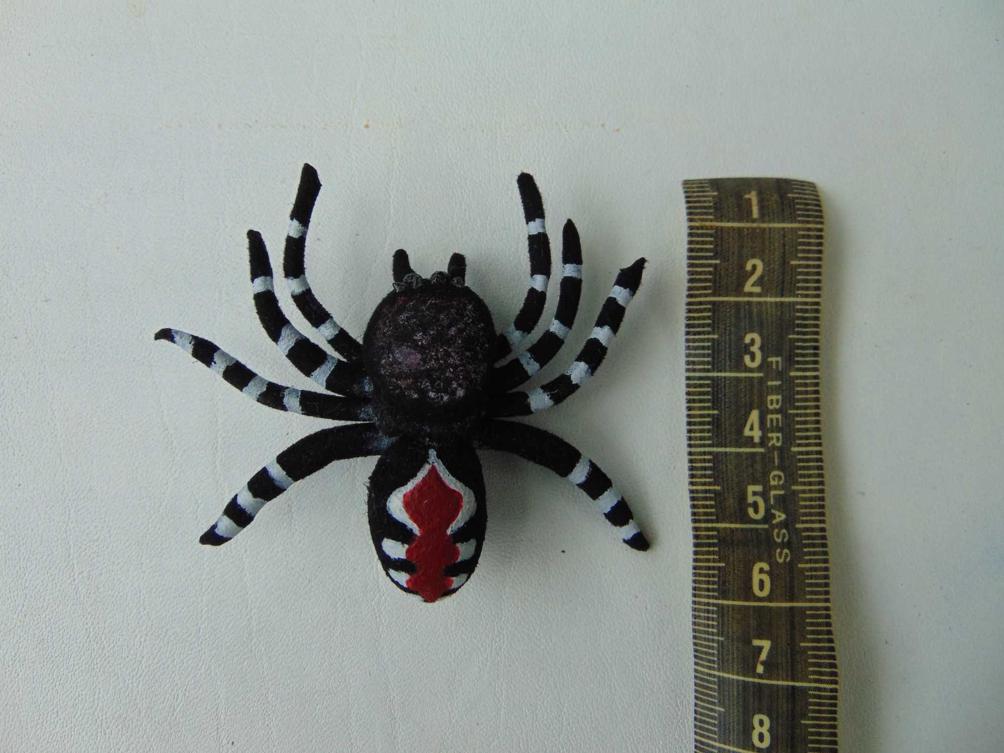 Czarny czerwony pająk skórzany  prezent na halloween/ręczna praca