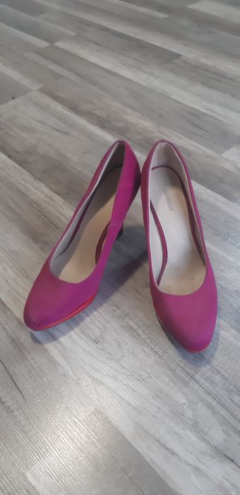 Różowe zamszowe szpilki