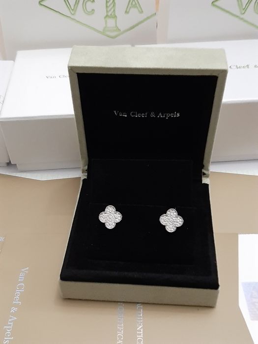 Van CLEEF. Золотые серьги с бриллиантами .