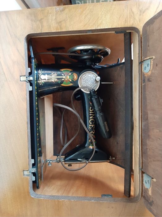 Móvel com máquina de costura Singer