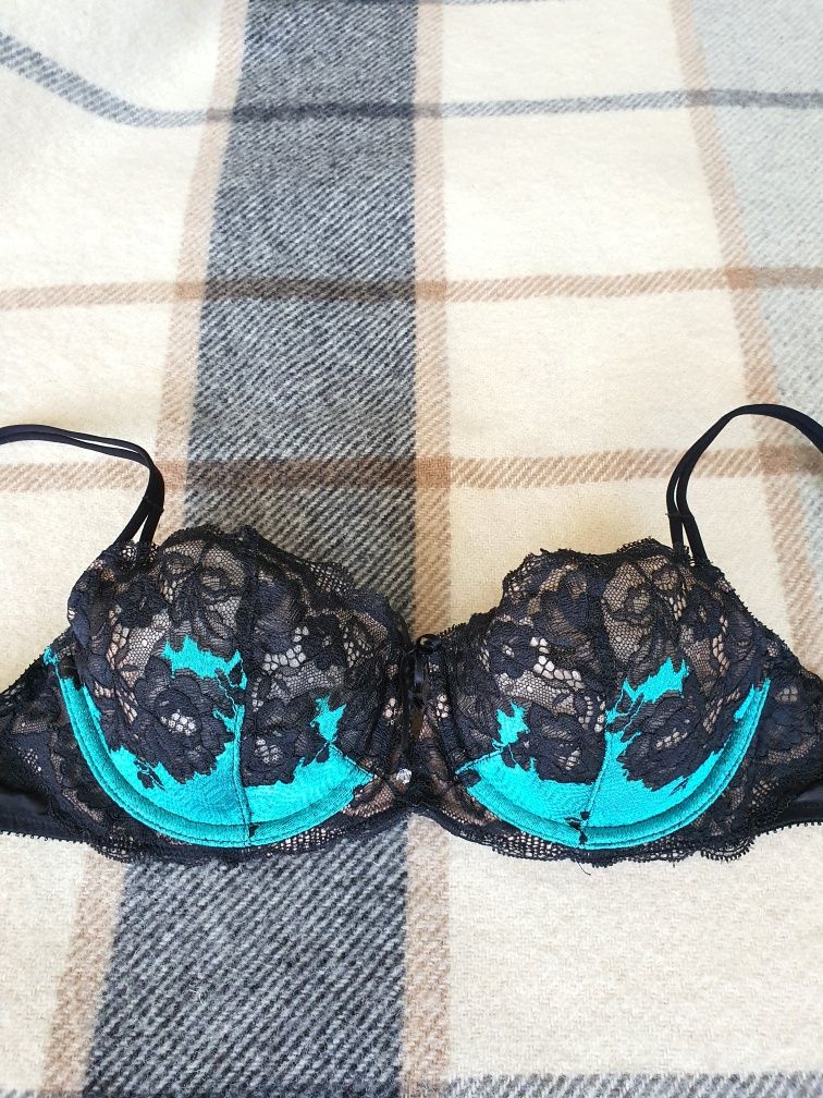 Бюст Victoria's Secret 32 D