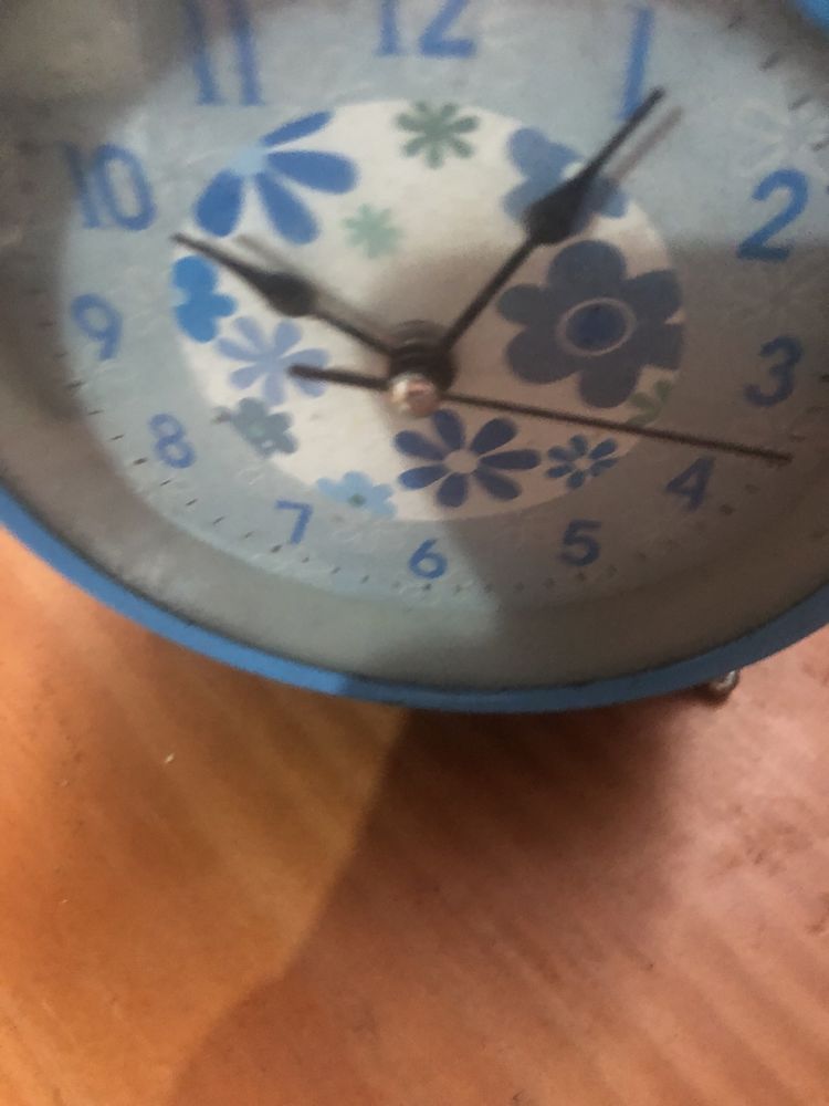 Despertador azul com desenhos de flores para mesa de cabeçeira