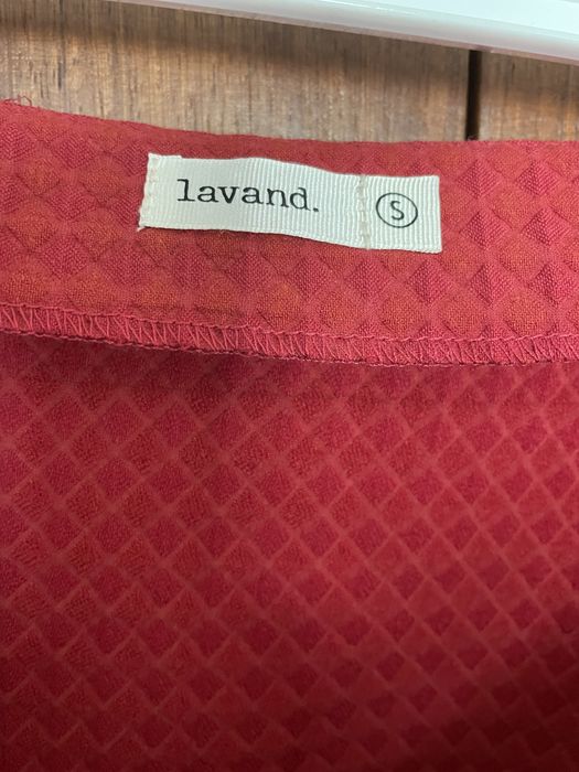 Saia marca “lavand.”