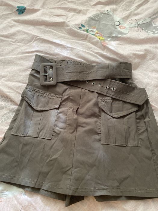 Шорти-спідниця зеленого кольору пʼятна немає це камера