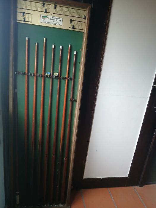 Snooker  com relógio e suporte com tacos