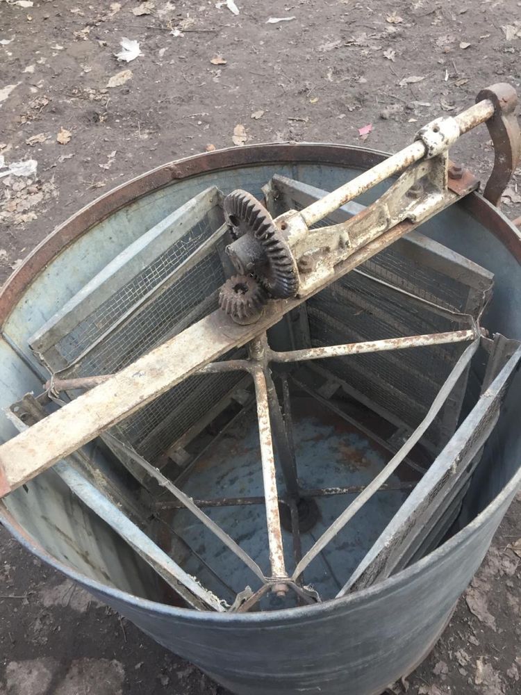 Продам дві медогонки,
