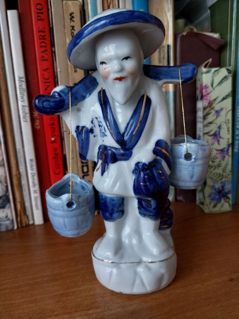 Filiżanka z porcelany i figurka Dworcowa