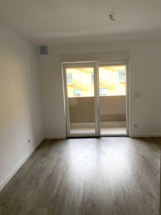 Alugo T1 Novo junto ao Glícinias