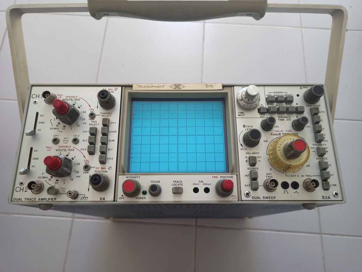 Osciloscópio Telequipment D75