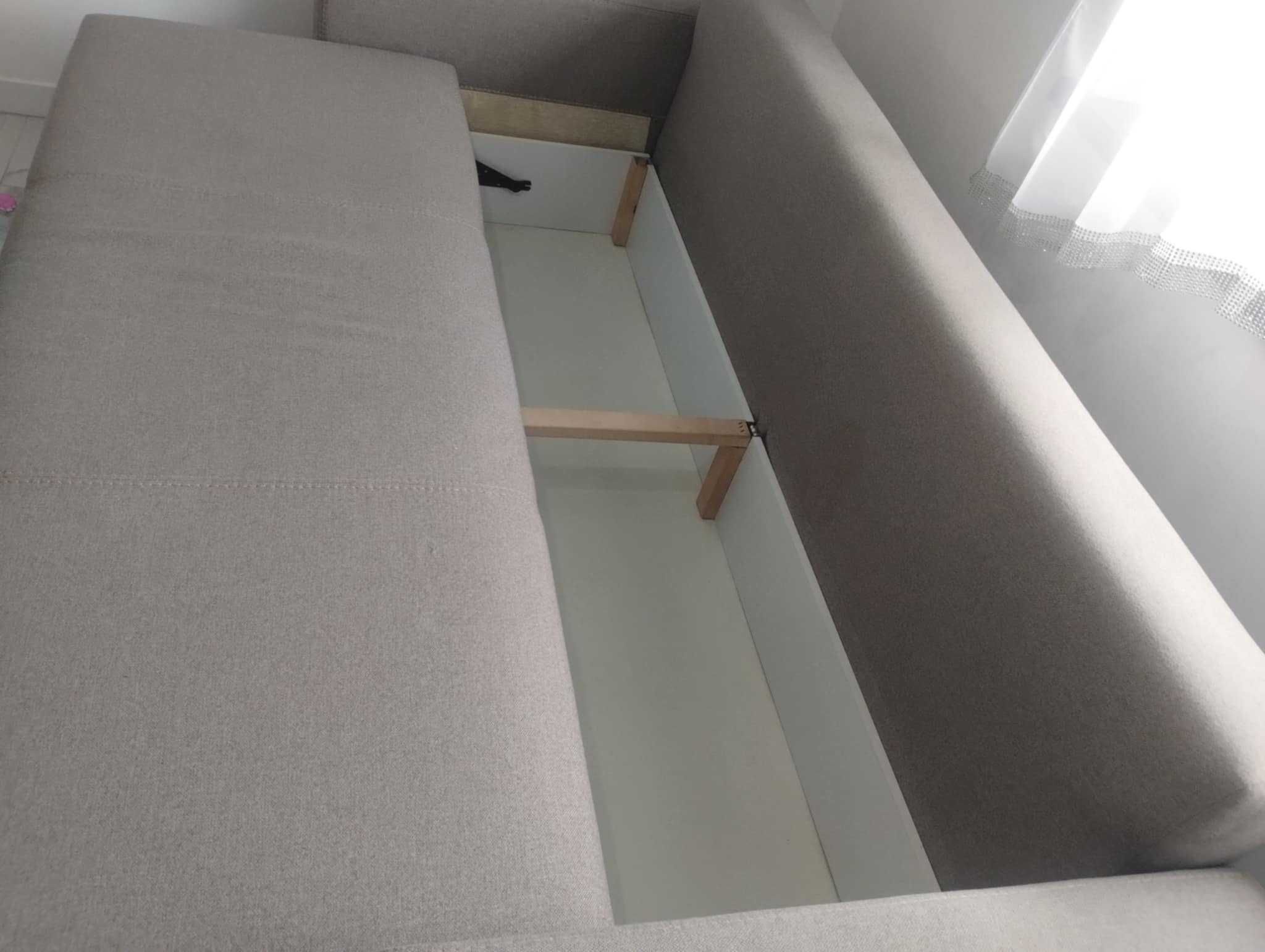 Rozkładana sofa z poduszkami
