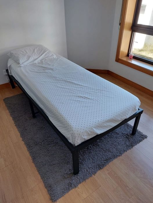 Cama e colchão de solteiro (Preço Negociável)