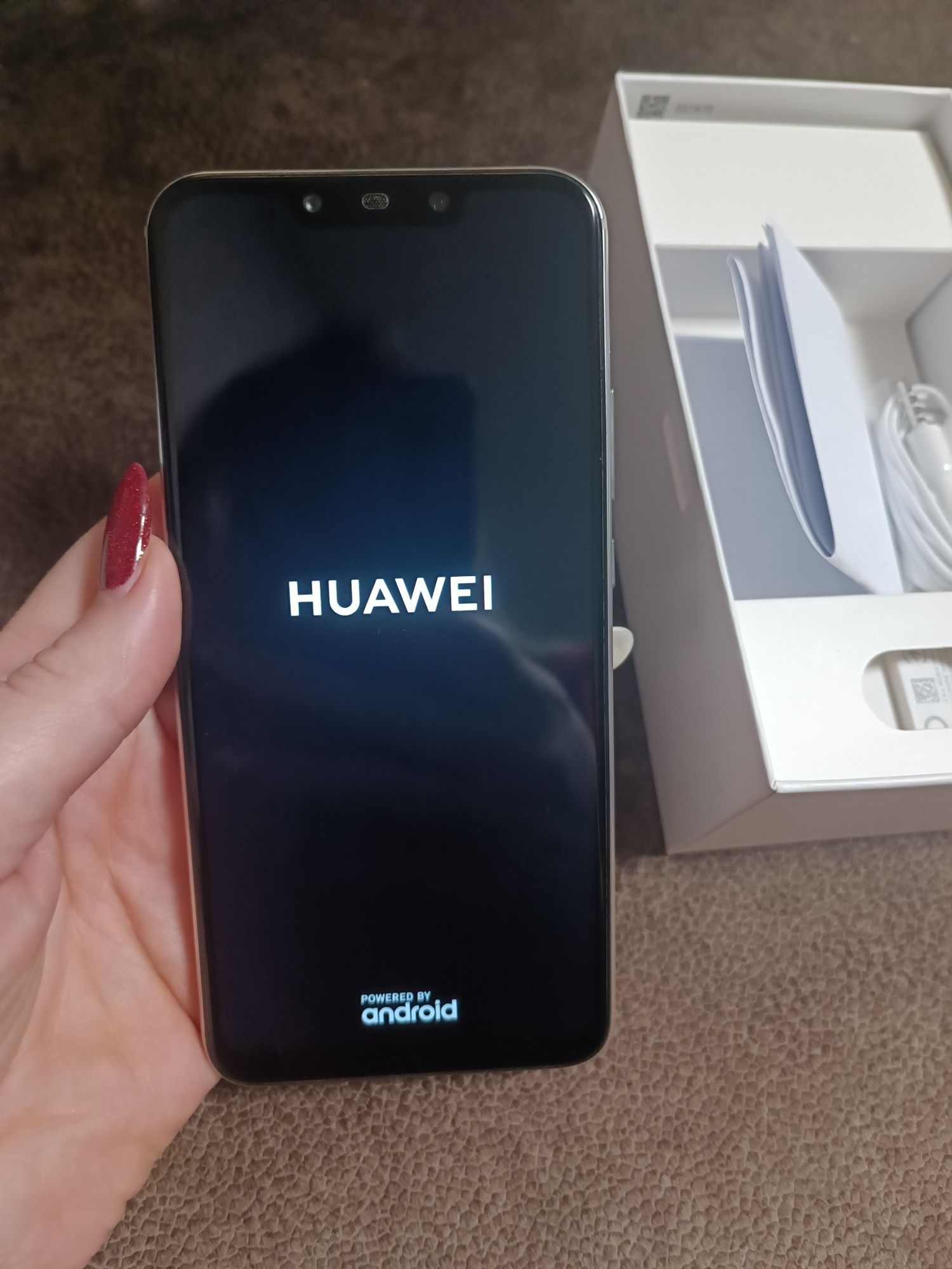 Смартфон Huawei p smart plus та 13 чохлів