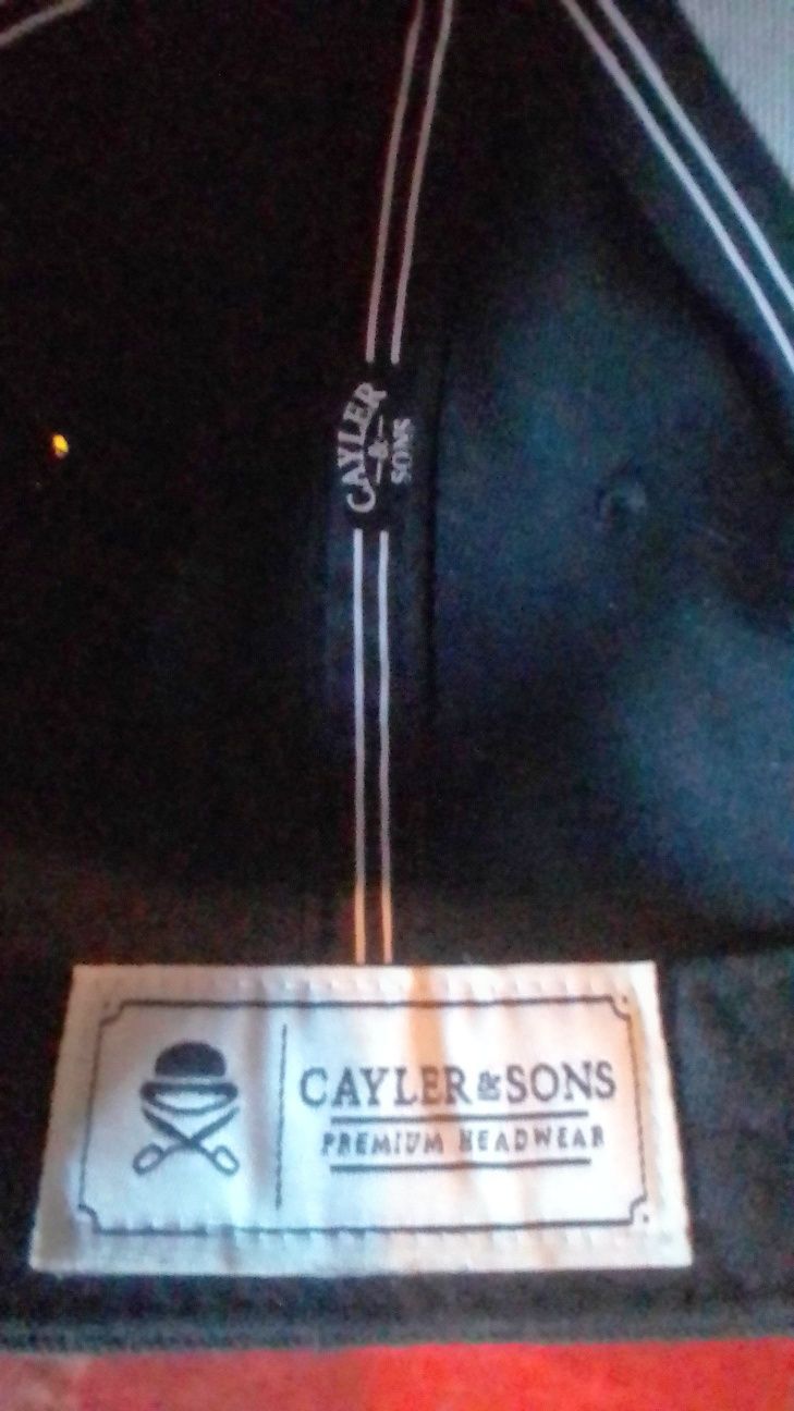 Продам бейсболку , бренд  Cayler and Sons .