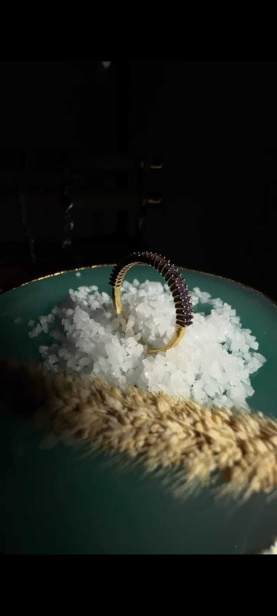 Anel Dourado com Gemas Coloridas – Ajustável e Cheio de Charme!