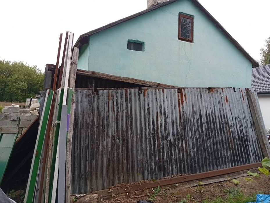 Garaż blaszany z konstrukcją drewniana