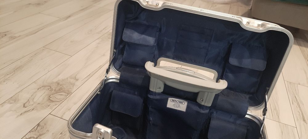 Rimowa walizka na czterech kółkach z wysuwaną rączką