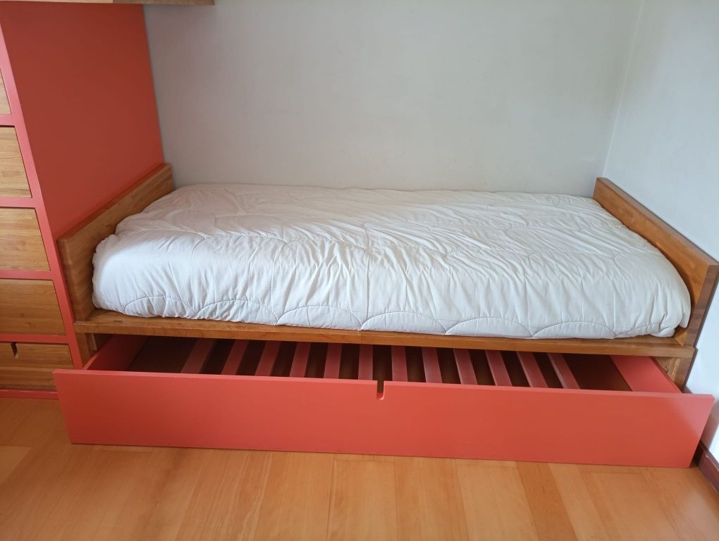 Quarto com 2 camas fixas e mais 1 movel