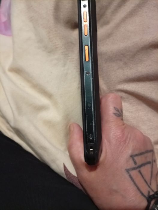 Продам телефон рабочий на запчасти,так как не работает зарядка,