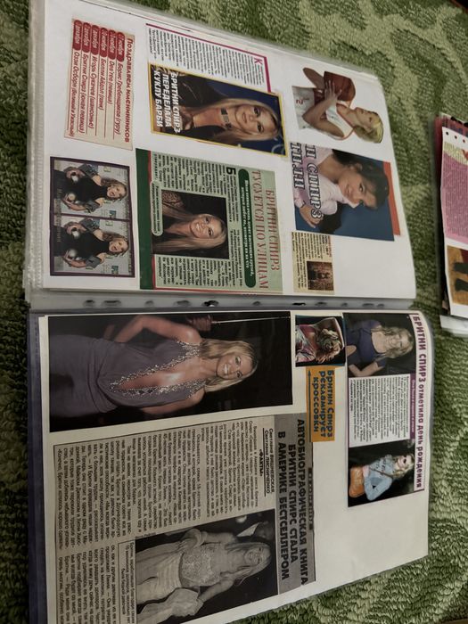 Статті, CD та плакати Брітні Спірз та Христина Агілера