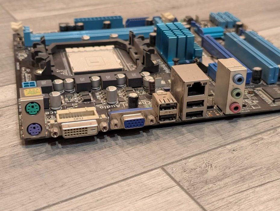 Asus M4A78LT-M LE, socket AM3, 2xDDR3, PCIe 2.0 x16, LAN, AMD GPU