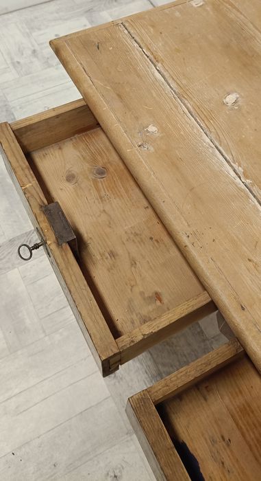 stary drewniany stół wiejski do kuchni altany siedliska pergoli