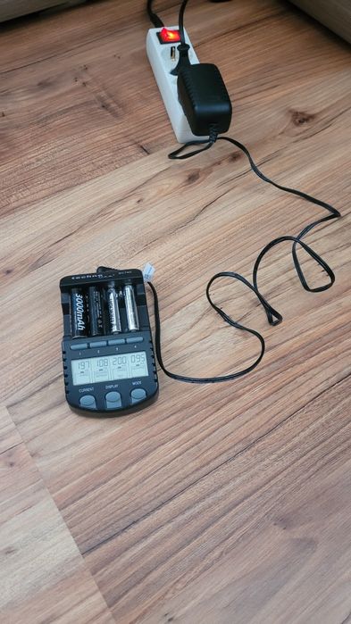 Зарядний пристрій Techno line BC 700