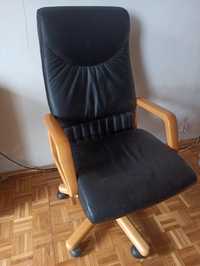 Czarny fotel skórzany