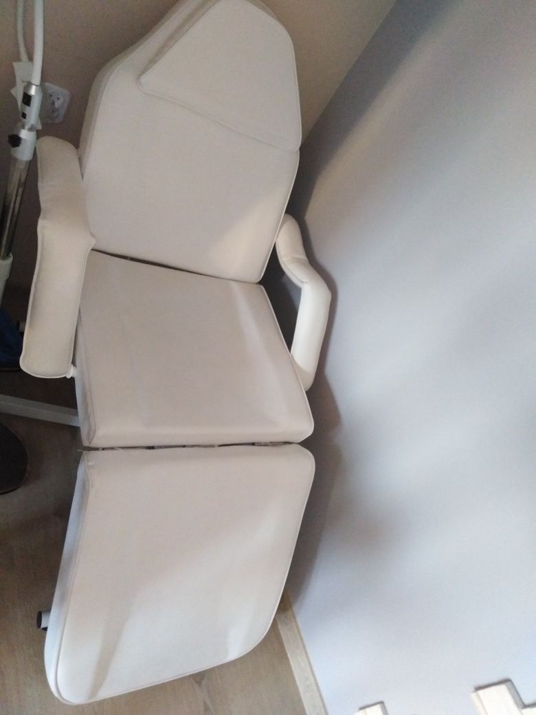 Fotel kosmetyczny biały, stan idealny
