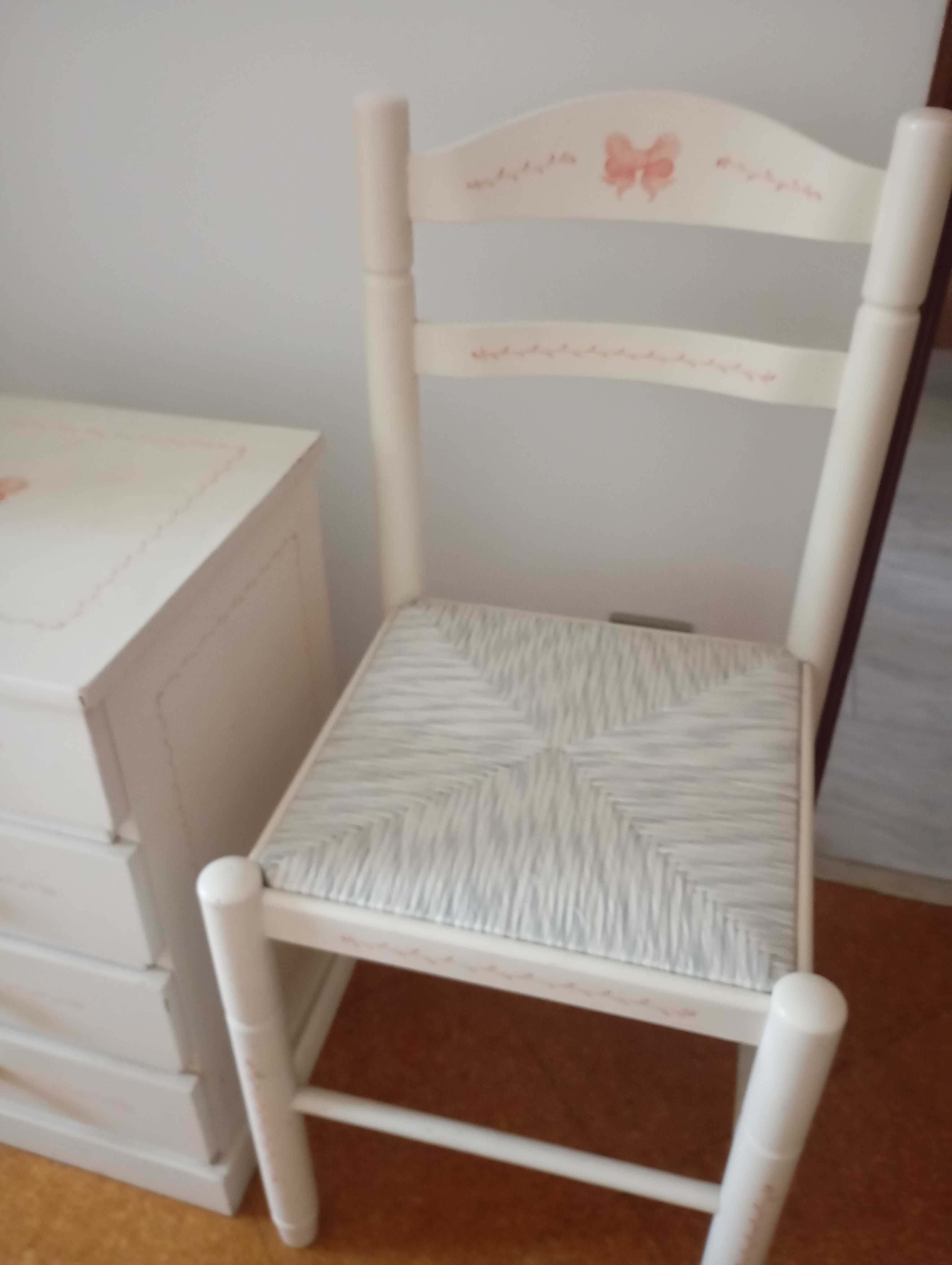 Mesa de cabeceira e cadeira_ menina
