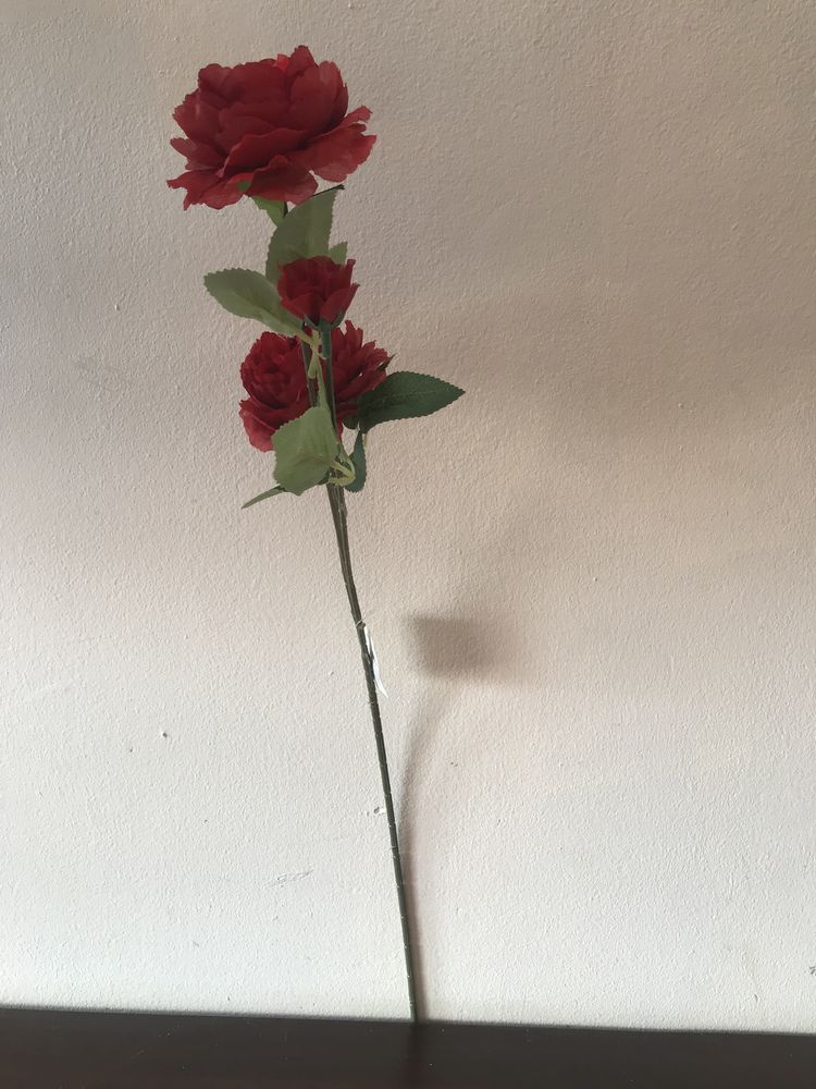 Bukiet sztucznych róż czerwone 2 główki + 1 mała 63 cm 48tknkw