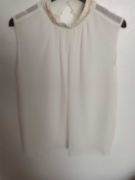 Blusa branca com pérolas