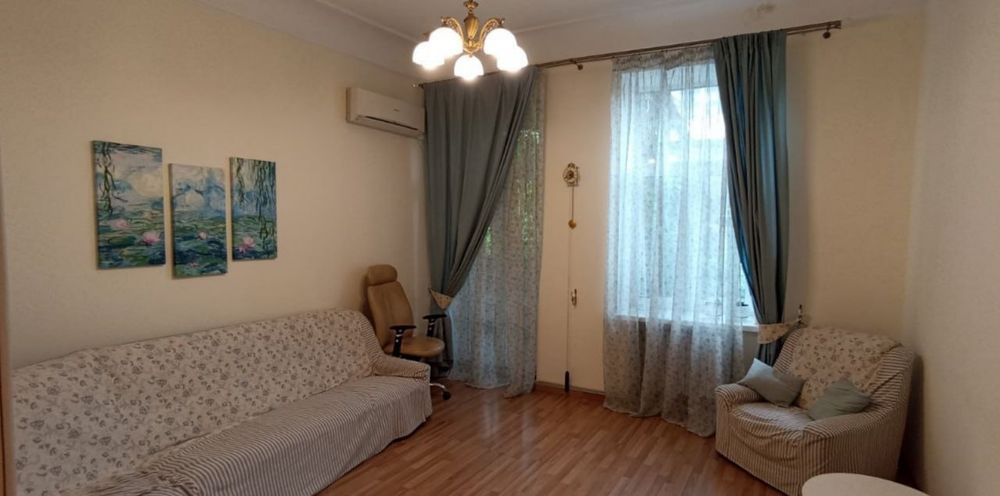 Продаётся большая квартира 5 комнат рядом с  Парком Глобы. Днепр.