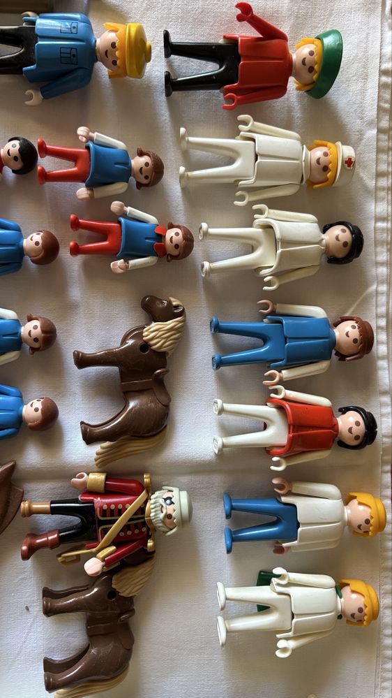 Lote de peças e antigas figuras da Playmobil