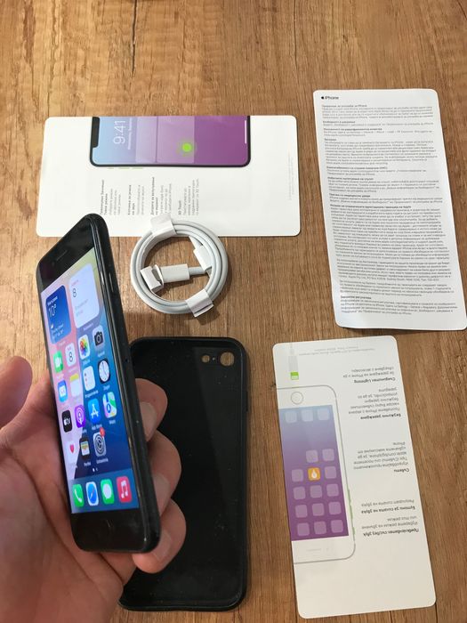 iPhone stan se 2020 - dobry stan 64Gb ładowarka etui