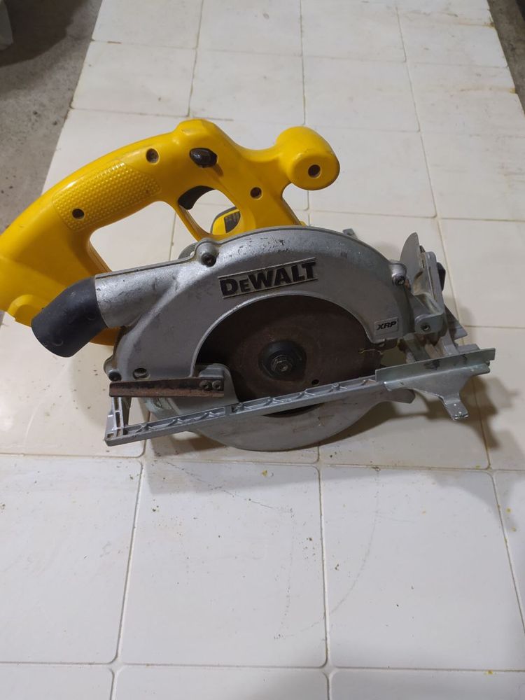 Дискова пила DeWalt DC390