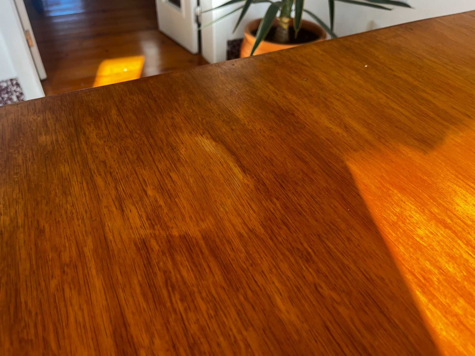Mesa de jantar em madeira de teca maciça