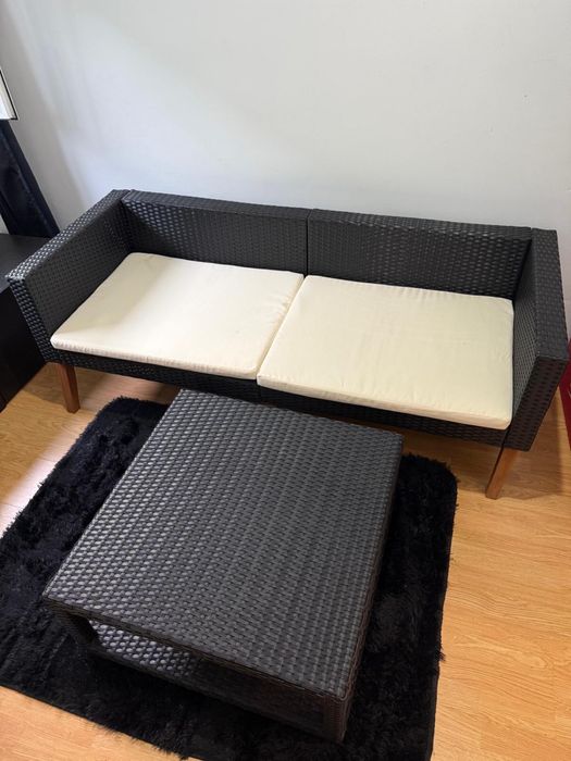 Sofa de fibra com mesa de centro