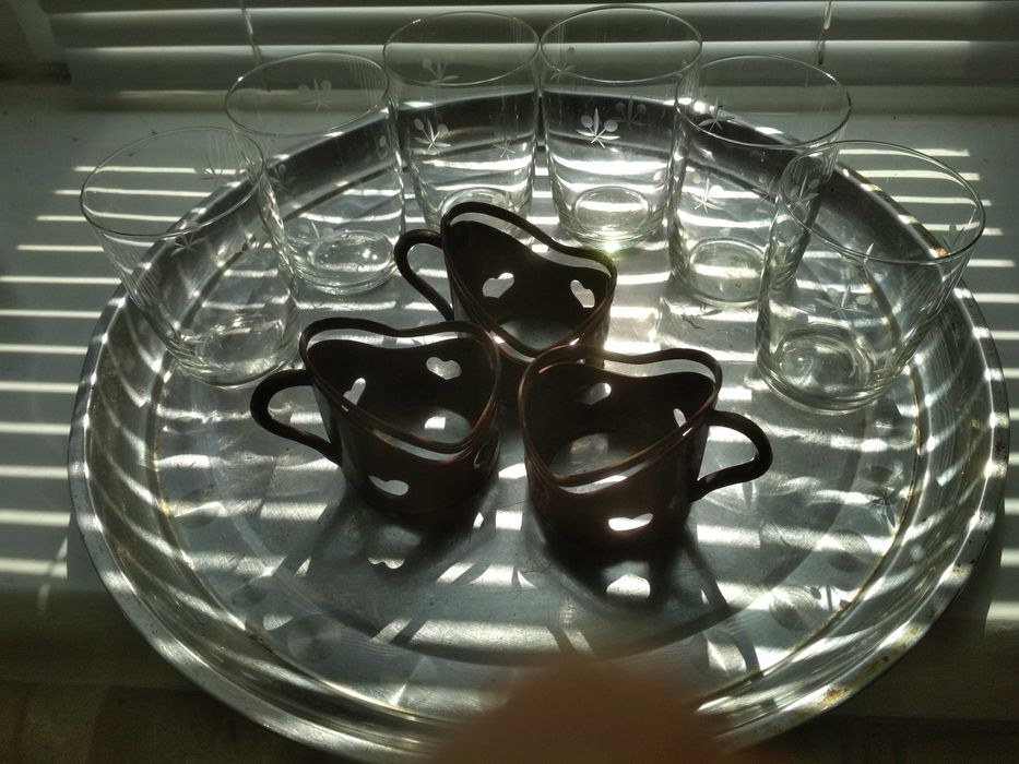 6 тонких стаканов и 3 пластиковых подстаканника