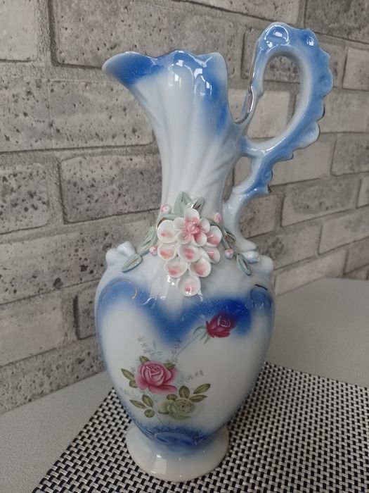 Stary porcelanowy dzbanek wazon