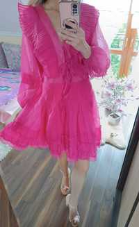 Różowa szyfonowa sukienka fuksja wycięte boki z falbankami
