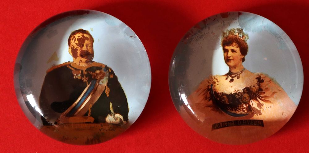 Rei D Carlos e Rainha D Amélia 2 pesa-papéis 1904 c/catálogo expo