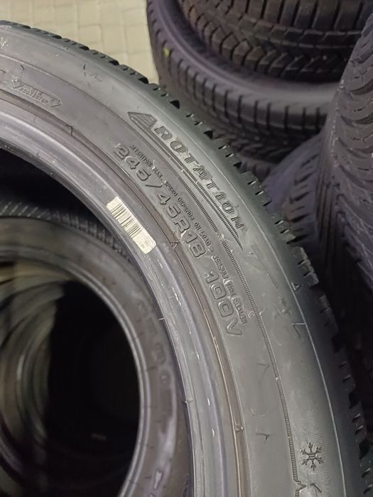 Комплект зимових шин Dunlop 245/45R18 245.45Р18