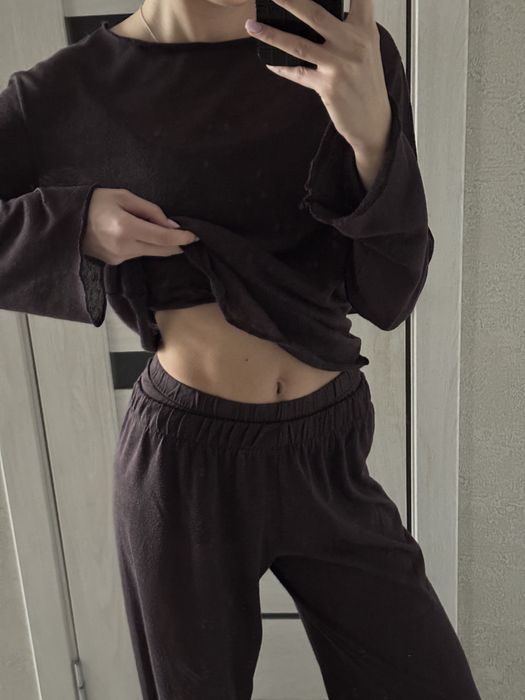 Костюм коричневого кольору,скоадається з 4 одиниць