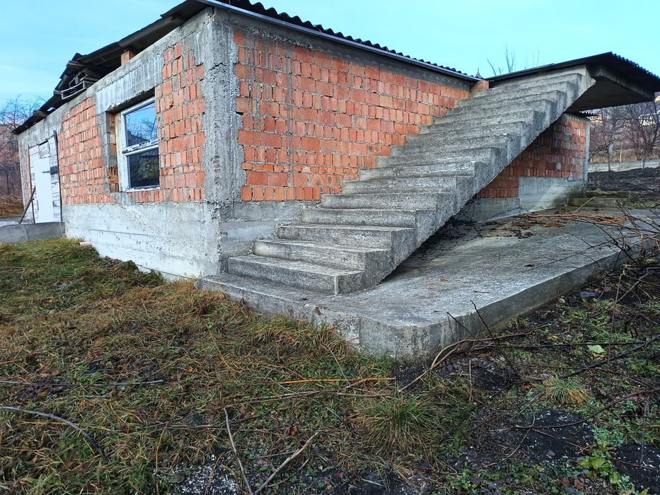 Цоколь з ділянкою під будівництво