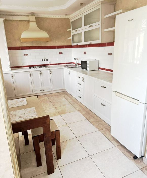 Здається чудова 1 кімната квартира в центрі міста.